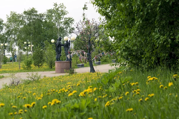 Pomnik Piotra Fevronia Drzewo Szmaty Ściereczką Tle Świątyni — Zdjęcie stockowe