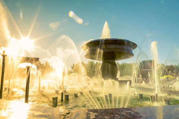 Juli Helle Mittagssonne Plätschernden Stadtbrunnen — Stockfoto