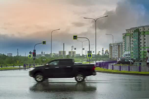 Giorno Luglio Piovoso Grande Flusso Trasporti Strada Persone Stanno Muovendo — Video Stock