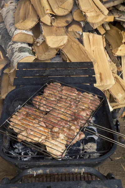 Woodboy の背景にバーベキューを調理するための火格子に豚肉を揚げ — ストック写真