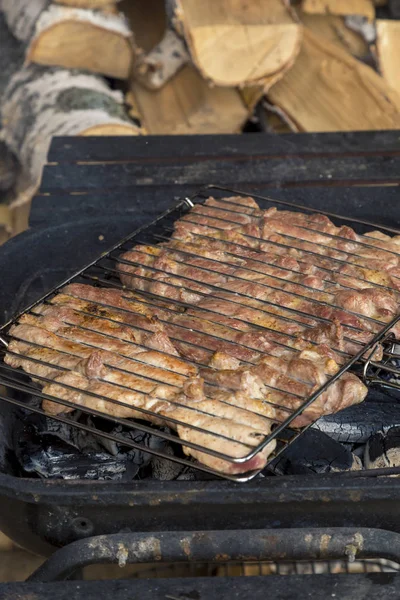 Woodboy の背景にバーベキューを調理するための火格子に豚肉を揚げ — ストック写真