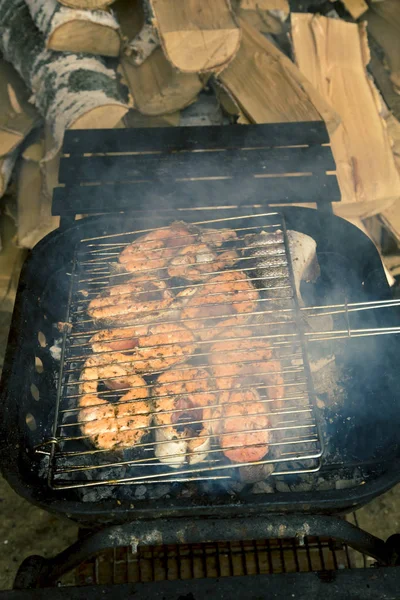 Steaky Čerstvého Lososa Jsou Vařené Dřevěné Uhlí Grilu Pozadí Poleny — Stock fotografie