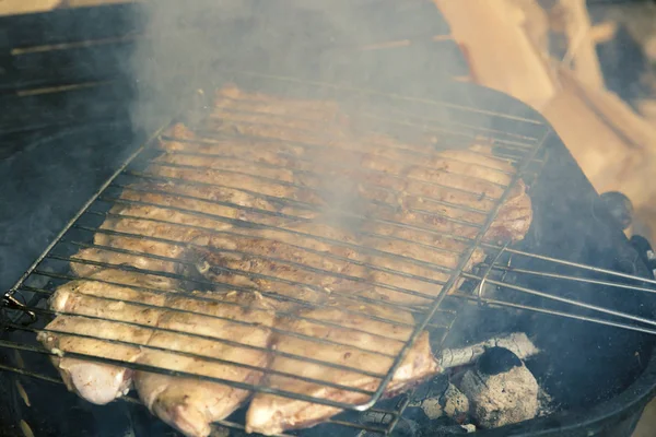 Bistecche Pollo Fresco Cotte Carbone Barbecue Sullo Sfondo Campi Betulla — Foto Stock