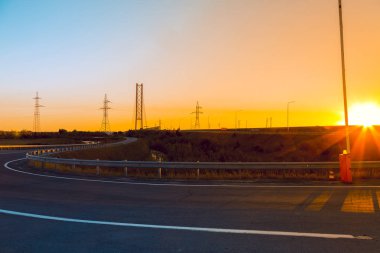Asfalt yol erken Temmuz güneş