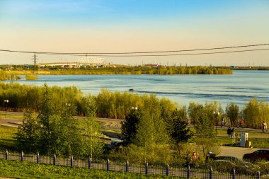 Büyük bir nehir üzerinde küçük bir kasaba iskele