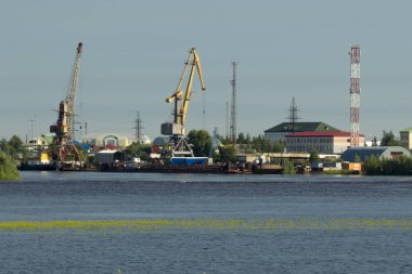 Büyük bir nehir üzerinde küçük bir kasaba iskele