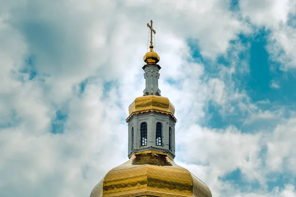 Cúpula Iglesia Ortodoxa Está Cubierta Oro Está Coronada Con Una — Foto de Stock