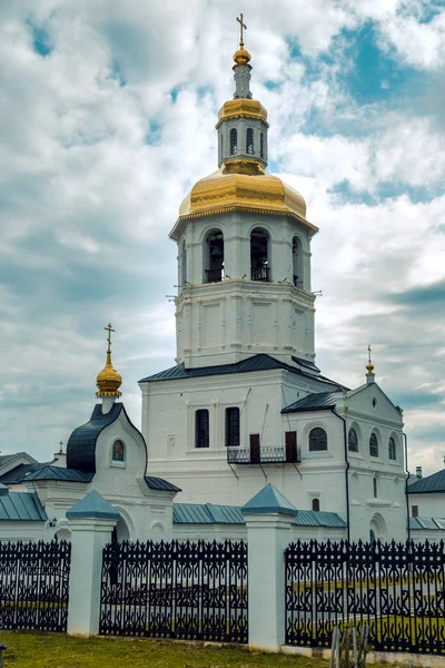 寺院の一般的な計画は金色のドームを持つ白 — ストック写真