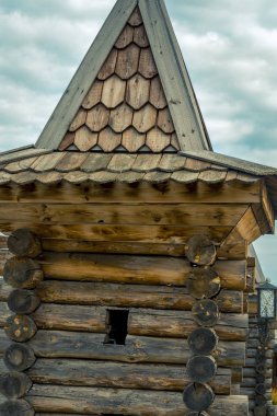 Watchtower ile çekim için küçük bir kaçamak kalın meşe günlüklerinden aşağı kesilir