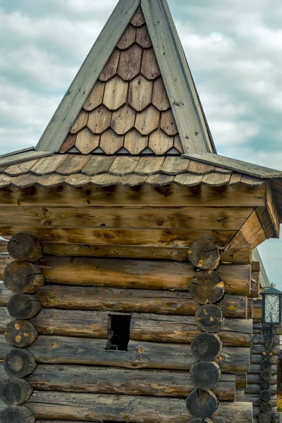 Torre Vigilancia Corta Troncos Roble Grueso Con Una Pequeña Laguna — Foto de Stock