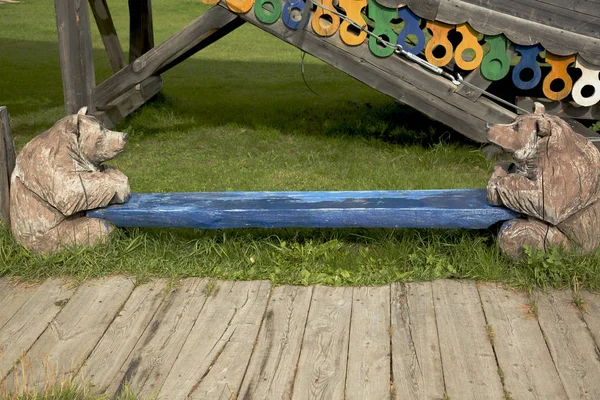 Zwei Hölzerne Bären Mit Einem Deck Gepflasterten Weg — Stockfoto