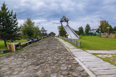 Gözcü Kulesi, ahşap bir tepe ve asfalt yol doğaçlama homestead derinliklerine yol