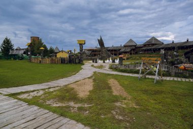 Bir iki katlı günlük kabin ve doğaçlama antika objeler Emlak Kuzey tarafında vardır