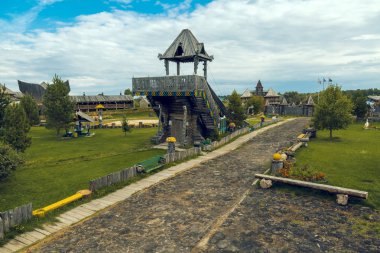 Watchtower kalın meşe günlükleri zirveye tırmanmaya ahşap bir merdiven ile kesilir