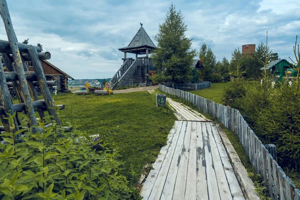 Aussichtsturm Mit Holztreppe Für Den Aufstieg Nach Oben Und Gepflastert — Stockfoto