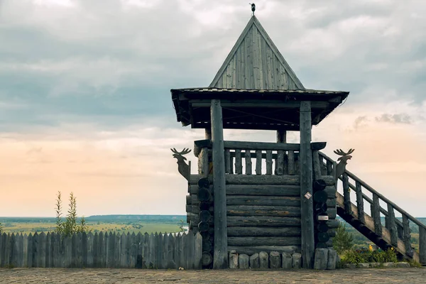 Der Wachturm Ist Aus Dicken Eichenstämmen Mit Einer Holztreppe Zum — Stockfoto