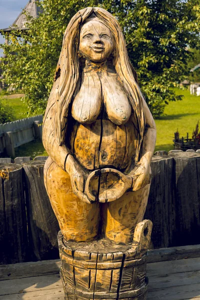 ログが手に柄杓を持って水を木製の浴槽で立っている女性像からカットします — ストック写真