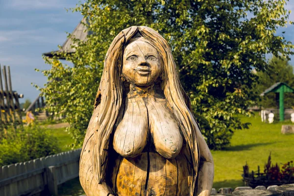 Statue Kvinne Klippet Fra Trestamme Med Løst Hår – stockfoto