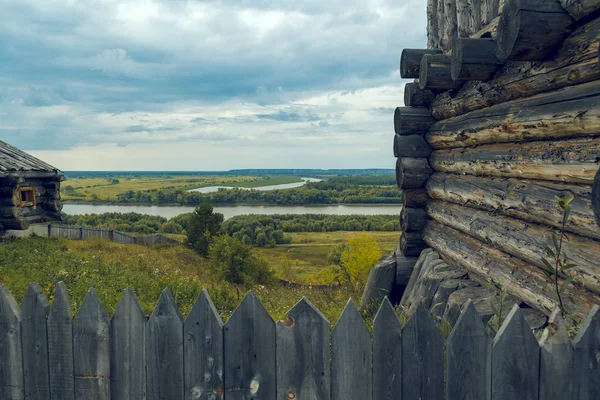 Holzzaun Mit Spitzen Enden Mit Blockhaus Vor Dem Hintergrund Eines — Stockfoto