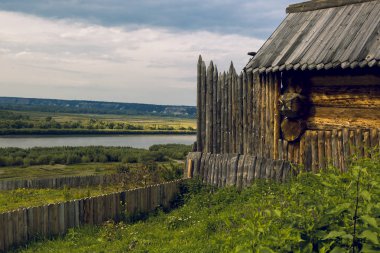 Sivri uçlu bir günlük kabin arka planı ile ile ahşap çit