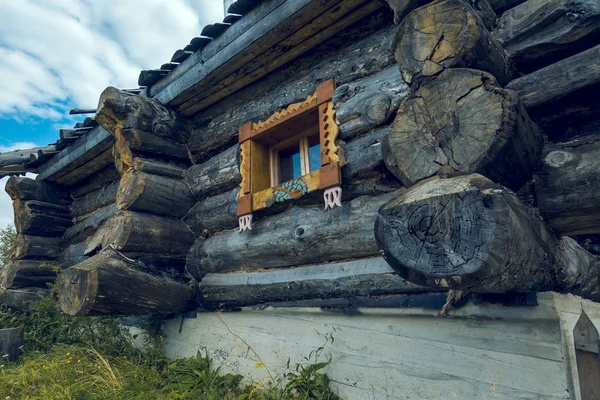 Close Van Een Logboek Hut Met Een Raam Omlijst Door — Stockfoto