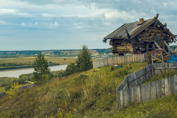 Крупный План Хижины Бревен Берегу Реки — стоковое фото