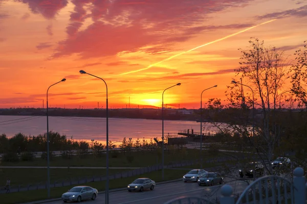 Fel Oranje Zon Gaat Voorbij Horizon Boven Stad Waterkant — Stockfoto