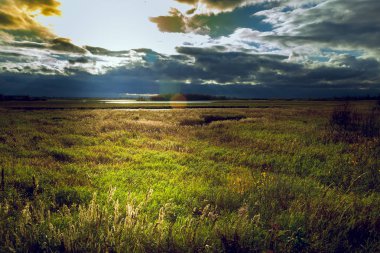 Fırtınalı bulutlar güneşin oluklu alanının üstündeki kaplı