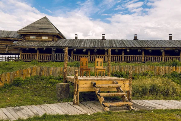 Zwei Stühle Stehen Auf Einem Holzpodest Hintergrund Der Festung — Stockfoto