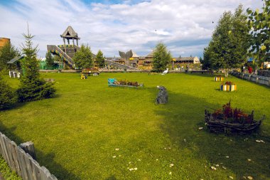 Kaldırma için bir merdiven ile kış sledging için ahşap slayt