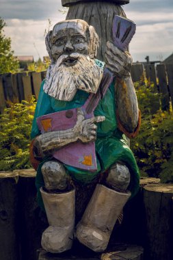 Elinde bir balalayka ile bir köylü yakın günlük heykelinden kesmek