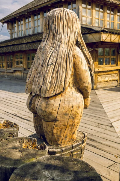 Gesneden Uit Een Logboek Standbeeld Van Een Vrouw Een Houten — Stockfoto