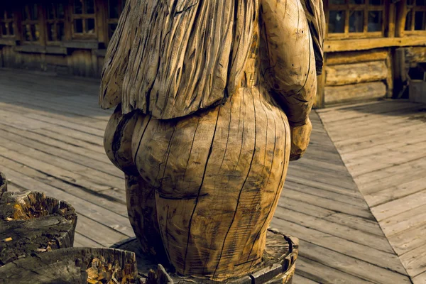 Corte Una Estatua Tronco Una Mujer Pie Una Bañera Madera — Foto de Stock