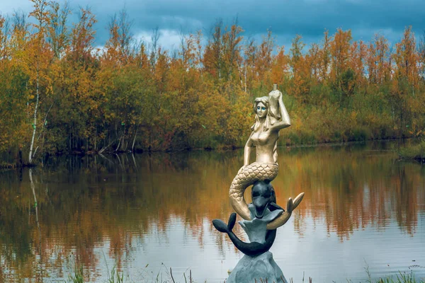 森林湖背景下的美人鱼和海豚雕塑特写 — 图库照片