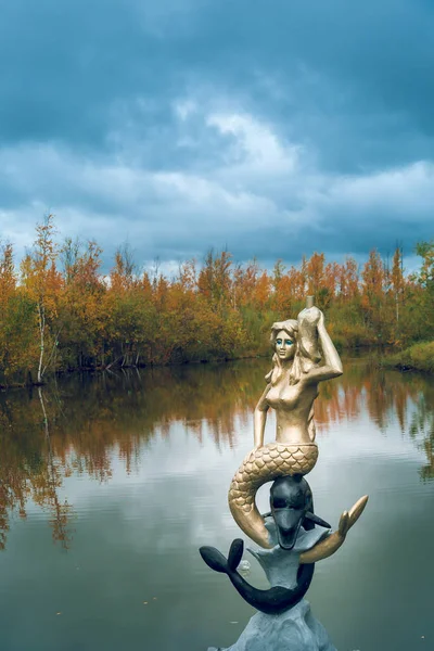 Primer Plano Una Escultura Sirena Delfines Sobre Fondo Lago Forestal —  Fotos de Stock