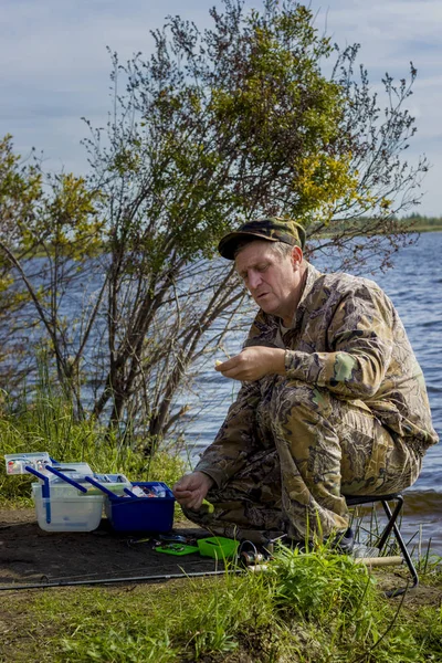 Porträtt Fiskare Som Plocka Upp Gädda Bete — Stockfoto