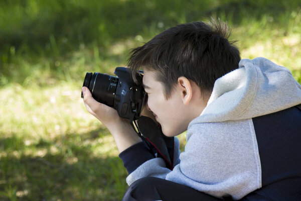 A boy with a camera learns to photograph a natural landscape