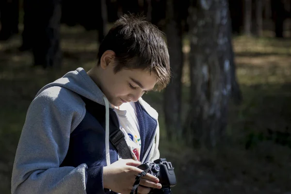 Der Junge Der Kamera Untersucht Eine Aufnahme Der Landschaft — Stockfoto