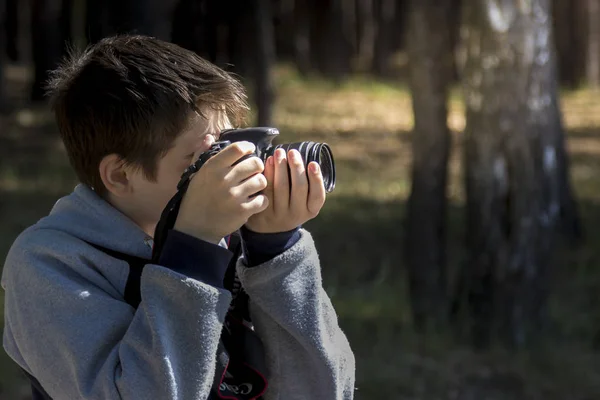 カメラを持つ少年自然風景を撮影することを学ぶ — ストック写真