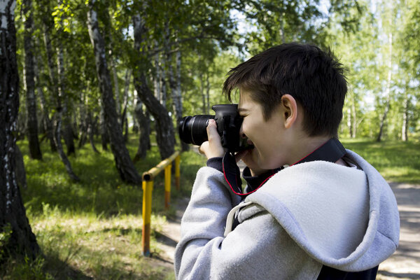 A boy with a camera learns to photograph a natural landscape