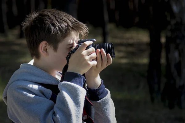 Ein Junge Mit Einer Kamera Lernt Eine Naturlandschaft Fotografieren — Stockfoto