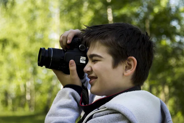 Niño Con Una Cámara Aprende Fotografiar Paisaje Natural — Foto de Stock