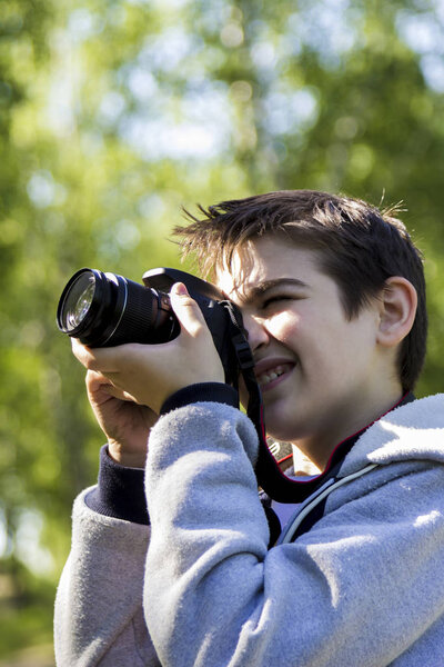 A boy with a camera learns to photograph a natural landscape