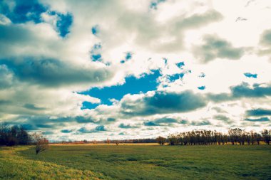 Eylül ayında kesilmemiş bir alanın üzerinde bulutlu