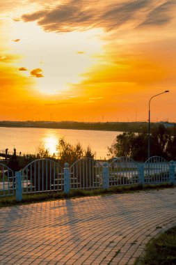 Eylül ayında şehir waterfront üzerinde günbatımı