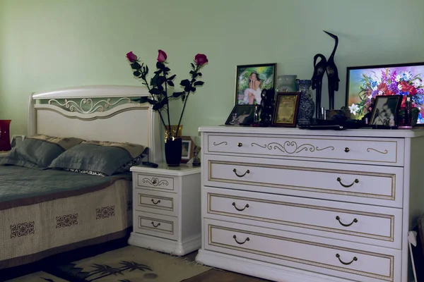 Ліжко Сатиновим Покриттям Подушками Приліжковим Столом Комодом — стокове фото