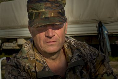 Yakın çekim bir adamın gözleri üzerinde asılı bir siperliği ile bir koruyucu kapak