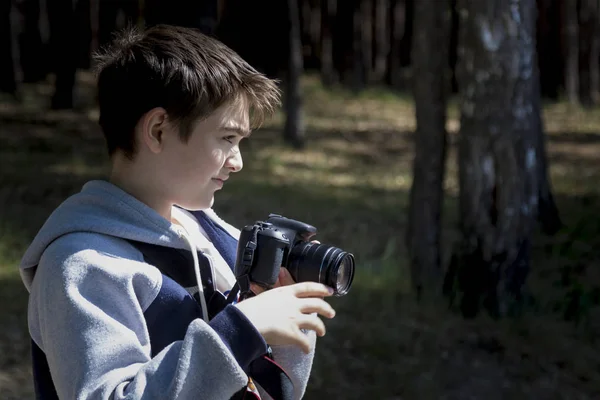 Хлопчик Камерою Вибирає Правильний Кут Зйомки — стокове фото