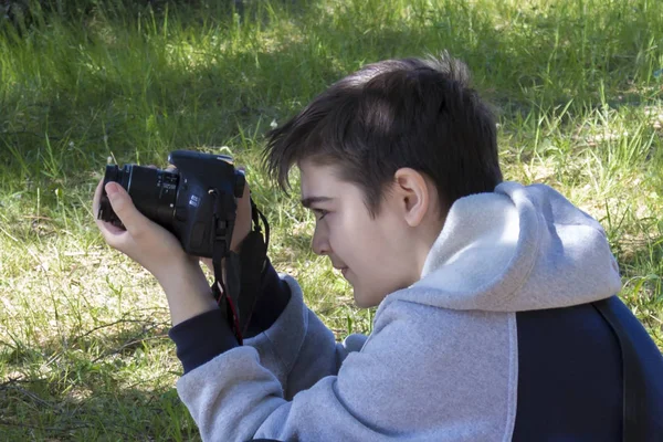 Niño Con Una Cámara Aprende Fotografiar Paisaje Natural — Foto de Stock