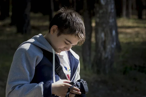 Chico Cámara Examina Una Foto Del Paisaje — Foto de Stock